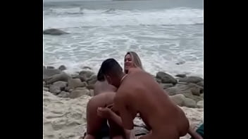 Um garoto dotado fudendo duas mulheres gostosa