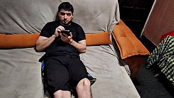 Madrasta finge que não esta afim e fica espionando o enteado gostoso bravinho até chegar onde quer