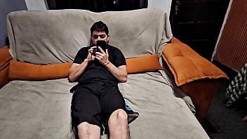 Madrasta finge que não esta afim e fica espionando o enteado gostoso bravinho até chegar onde quer