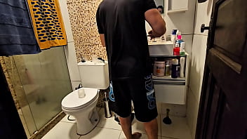 Madrasta finge que não esta afim e fica espionando o enteado gostoso bravinho até chegar onde quer Madrasta finge que não esta afim e fica espionando o enteado gostoso bravinho até chegar onde quer