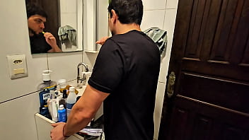 Madrasta finge que não esta afim e fica espionando o enteado gostoso bravinho até chegar onde quer