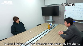 Novinha vai fazer uma entrevista mas acaba pegando no microfone de carne com legendas