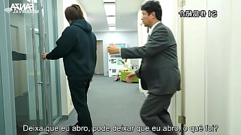 Novinha vai fazer uma entrevista mas acaba pegando no microfone de carne com legendas