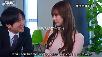 Novinha vai fazer uma entrevista mas acaba pegando no microfone de carne com legendas