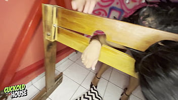 Noiva safada fazendo sexo com dois homens em sala de bdsm