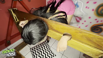 Noiva safada fazendo sexo com dois homens em sala de bdsm