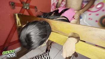 Noiva safada fazendo sexo com dois homens em sala de bdsm