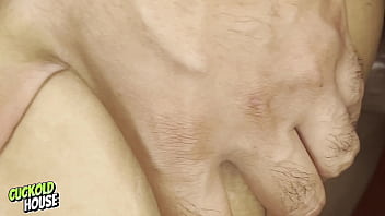 Noiva safada fazendo sexo com dois homens em sala de bdsm