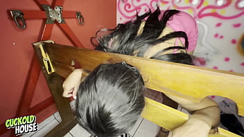 Noiva safada fazendo sexo com dois homens em sala de bdsm