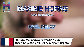 Il m’attache en résille sur une croix bdsm puis s’empale sur ma bite sans le baise il me lèch