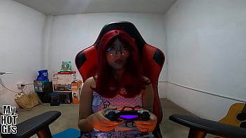 Mientras kelly se divierte con los videojuegos yo me divierto llenándole el coñito de leche