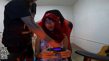 Mientras kelly se divierte con los videojuegos yo me divierto llenándole el coñito de leche