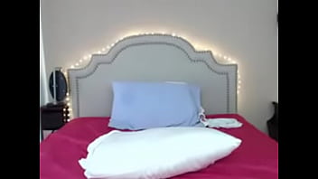 Sensual mujer juega con sus amigos