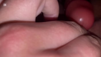 Latina corre su pantie roja y frota su clitoris con un dildo como si fuera tu polla