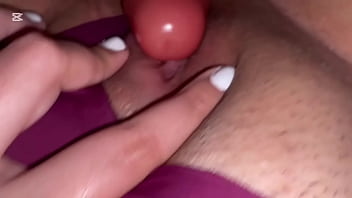 Latina corre su pantie roja y frota su clitoris con un dildo como si fuera tu polla