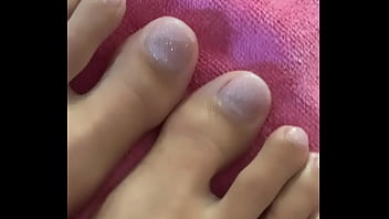 Y a t il des fétichiste de pieds par ici en tout cas voici les miens après