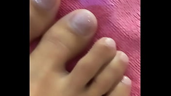 Y a t il des fétichiste de pieds par ici en tout cas voici les miens après