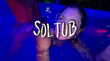 Atris pornô é expulsa de tabacaria após gravar vídeo transnado na picina