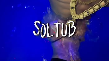 Atris pornô é expulsa de tabacaria após gravar vídeo transnado na picina