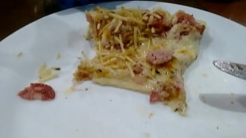 Comendo aquela gostosa ao vivo na pizzaria