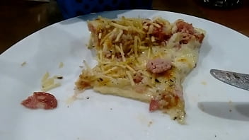 Comendo aquela gostosa ao vivo na pizzaria
