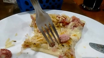Comendo aquela gostosa ao vivo na pizzaria
