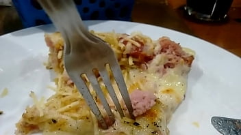 Comendo aquela gostosa ao vivo na pizzaria