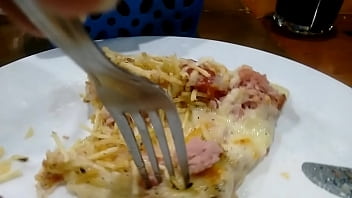 Comendo aquela gostosa ao vivo na pizzaria