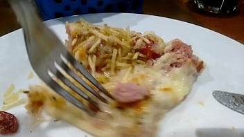 Comendo aquela gostosa ao vivo na pizzaria