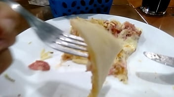 Comendo aquela gostosa ao vivo na pizzaria