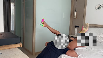 Sexo en el hotel con repartidor desconocido durante las vacaciones de verano le pido masaje y que se quite el condon no puedo evitar follarlo