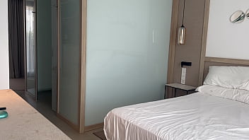 Sexo en el hotel con repartidor desconocido durante las vacaciones de verano le pido masaje y que se quite el condon no puedo evitar follarlo