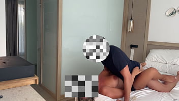 Sexo en el hotel con repartidor desconocido durante las vacaciones de verano le pido masaje y que se quite el condon no puedo evitar follarlo