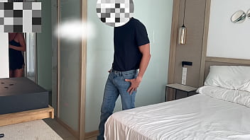 Sexo en el hotel con repartidor desconocido durante las vacaciones de verano le pido masaje y que se quite el condon no puedo evitar follarlo