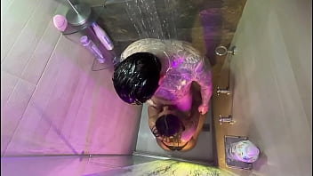 Follamos duro mientras nos duchamos