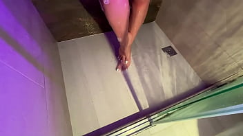 Follamos duro mientras nos duchamos