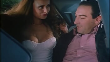 Threesome fuck in the car