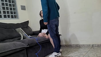 Dona de casa casada recebe o técnico