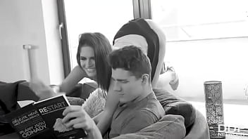 Bored girlfriend wants to cum