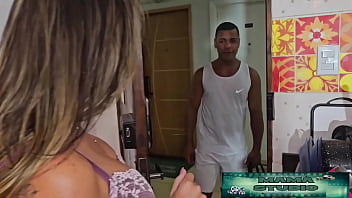 Mama studio em foi visitar a madrinha milf com fome e ela deu o que comer para o bbc grátis