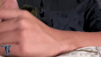 Esfregando o pau na cara da safada mostrando o pau grande para a puta Esfregando o pau na cara da safada mostrando o pau grande para a puta