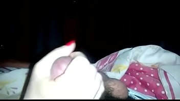 Gozando nas mãos da noiva putinha