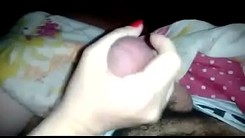 Gozando nas mãos da noiva putinha