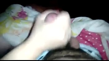 Gozando nas mãos da noiva putinha