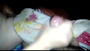 Gozando nas mãos da noiva putinha