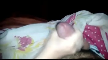 Gozando nas mãos da noiva putinha