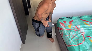 Hermanastra me encuentra escondido en su closet mientras me masturbo viéndola desnuda y se pone muy cachonda y me termina follando muy rico