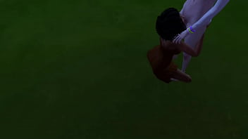 Excitada tina peeping pede chupada da amiga no jardim