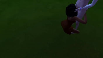 Excitada tina peeping pede chupada da amiga no jardim