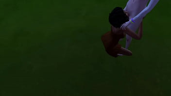 Excitada tina peeping pede chupada da amiga no jardim